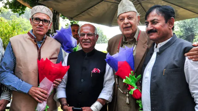 नेशनल कॉन्फ्रेंस के नेता फ़ारूक़ अब्दुल्लाह और उमर अब्दुल्लाह