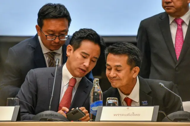 พิธา ลิ้มเจริญรัตน์ กับ นพ. ชลน่าน ศรีน่าน หารือกันในระหว่างแถลงข่าว