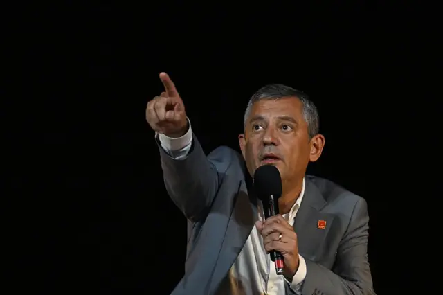 Özgür Özel kürsüden konuşuyor.