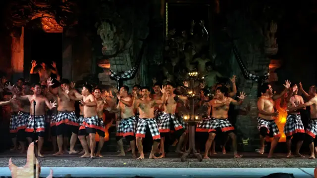 Sejumlah penari menampilkan kesenian cak saat Festival Banjar Budaya di Desa Sumerta Kelod, Denpasar, Bali, Sabtu (26/10/2024). Festival yang digelar pada 26-27 Oktober 2024 tersebut mengusung tema Jana Kerthi Natya Dharma Werdhi atau Kemuliaan Seni dan Budaya dalam Membentuk Manusia yang Unggul untuk membangkitkan kembali kesenian yang punah serta melestarikan seni budaya yang ada di desa itu.