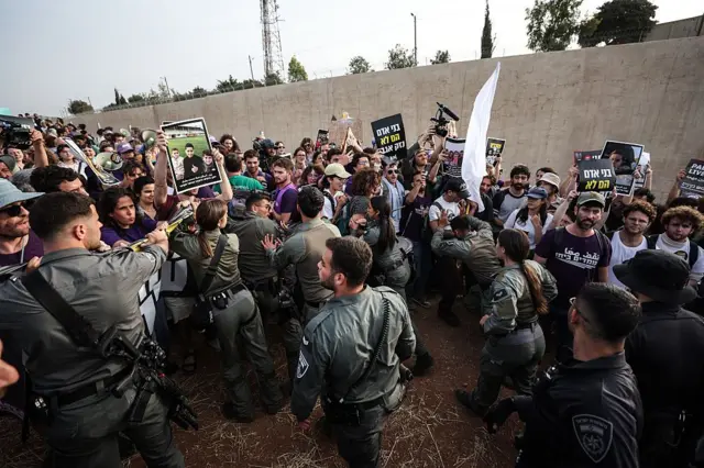 Los activistas exhiben carteles contra la guerra y Netanyahu.