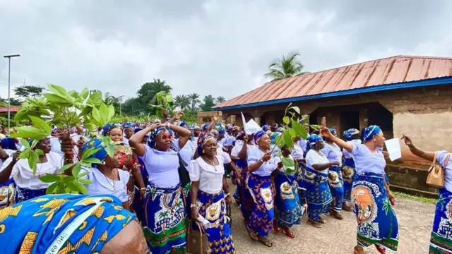 Ụmụnwaanyị ụlọụka St. Pauls Katọlik na-eme ngagharịiwe ịkwado ụkọchukwu ha.