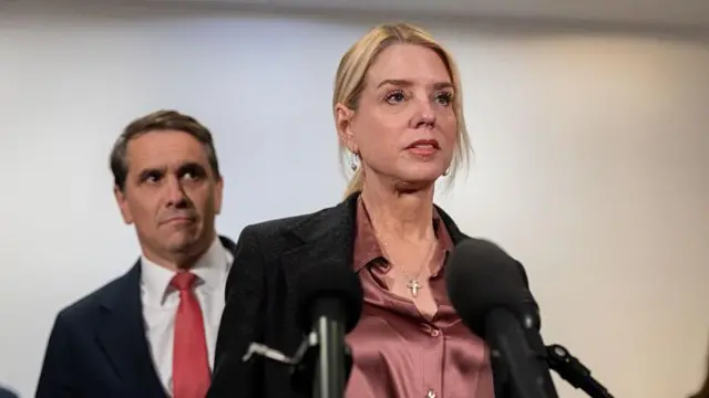 Todd Blanche  y Pam Bondi 