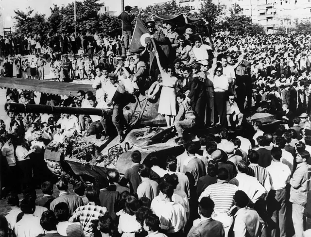 27 Mayıs 1960 darbesi sonrası meydana giren bir tank ve askerleri destekleyenler