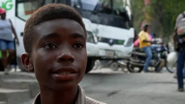 Un jeune garçon qui a fui à cause de la violence dans la capitale Haitienne