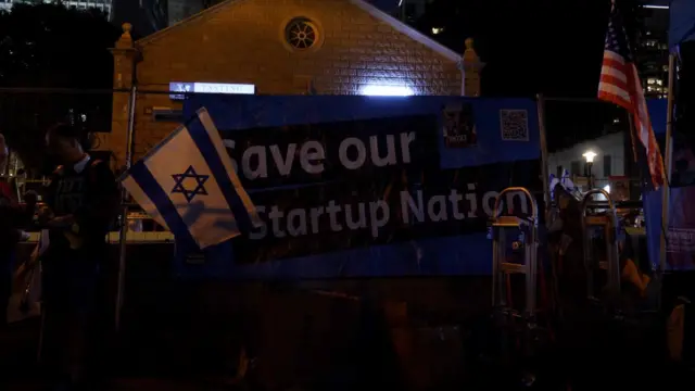 لافتة لمتظاهرين كتب عليه عبارة "أنقذوا دولة الشركات الناشئة"