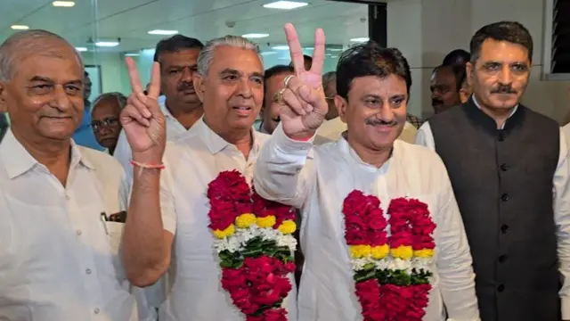 મંગળવારે આણંદમાં યોજાયેલી ચૂંટણીમાં અમૂલના નવા ચૅરમૅન અને વાઇસ ચૅરમૅન ચૂંટાયા પછી અશોકભાઈ ચૌધરી (જમણેથી બીજા) અને ગોરધનભાઈ ધામેલિયા (ડાબેથી બીજા) નજરે પડે છે.
આણંદ, અમૂલ, જીસીએમએમએફ, ફેડરેશન, દૂધીયું રાજકારણ, બનાસ ડેરી, સાબર ડેરી, રાજકોટ ડેરી, ગોપાલ ડેરી, સુમુલ ડેરી. 