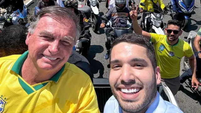 Bolsonaro ao lado7games aplicativo de baixar gamesFernandes durante ato7games aplicativo de baixar gamescampanha