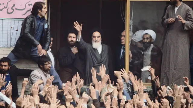 अयातुल्लाह खोमेनी त्यांच्या उत्साही समर्थकांच्या जमावाला अभिवादन करत आहेत, लोक त्यांना परत अभिवादन करत आहेत 