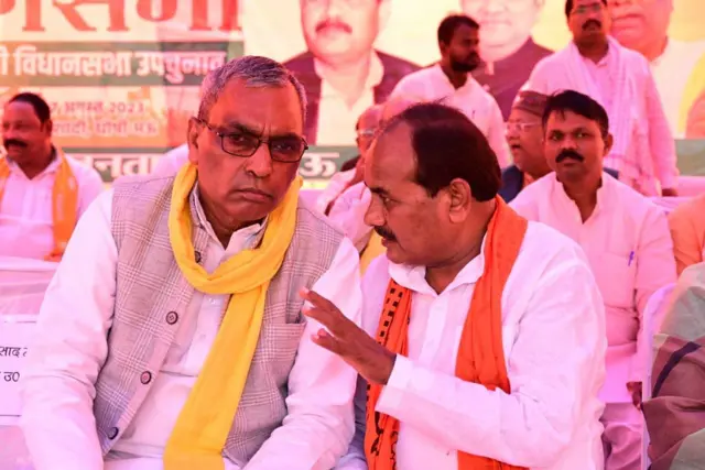 पिछले साल घोसी लोकसभा उप चुनाव के दौरान ओम प्रकाश राजभर के साथ दारा सिंह चौहान.