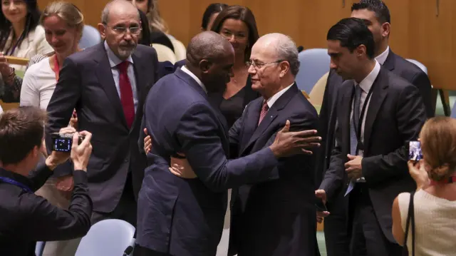 Akọwe ijọba Gẹẹsi lori ọrọ ilẹ okeere, David Lammy, di mọ Olootu ijọba Palestine Mohammad Mustafa, nibi ipade iṣọkan agbaye to waye lọjọ kọkandinlọgbọn, oṣu Keje, 2025.