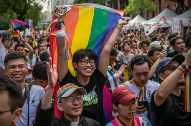 立法院外支持台湾同志婚姻合法化的群众。