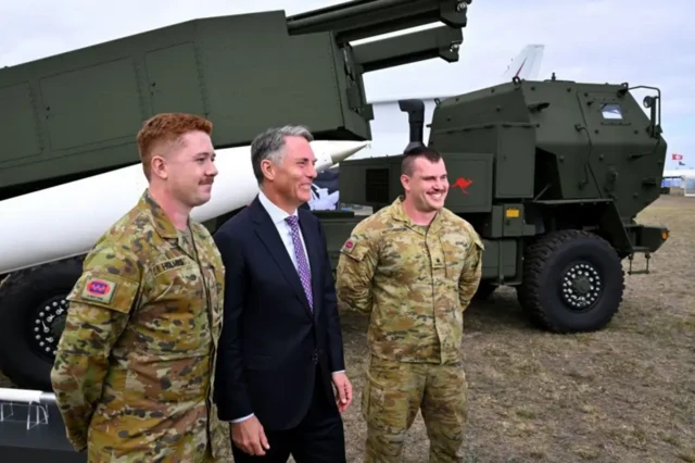 Menteri Pertahanan Australia Richard Marles (tengah) mengklarifikasi isu Rusia ingin membuka pangkalan udara di Indonesia kepada Menteri Pertahanan Sjafrie Sjamsoeddin.