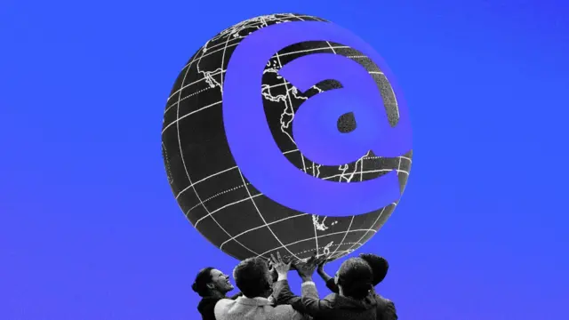 Ilustrasi sejumlah orang memegang bola dunia dengan ukiran simbol @.