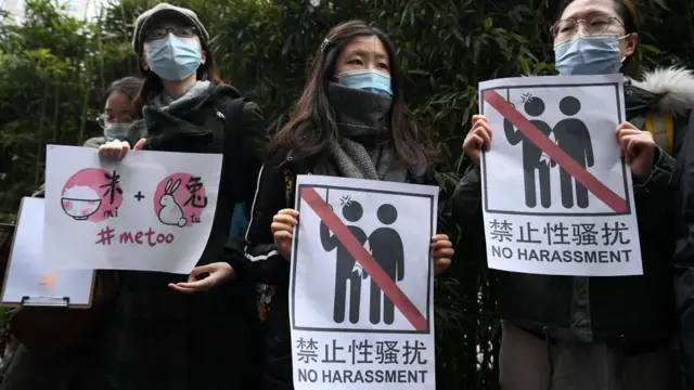 2020年12月2日，弦子訴朱軍性騷擾案在北京法院開庭。一些支持者在法院門外舉著印有「禁止性騷擾」、「#metoo」標語的牌子。