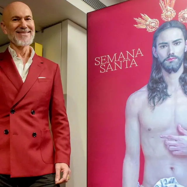 El artista junto a su obra 