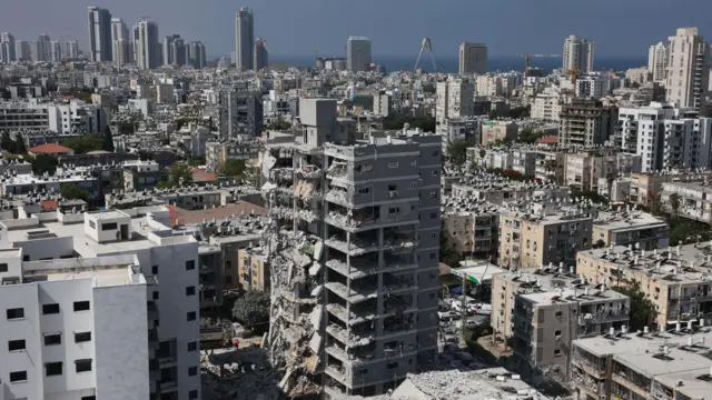 इरानको क्षेप्यास्त्र प्रहारबाट क्षतिग्रस्त इजरेलका भवनहरू