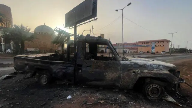 Petugas kesehatan darurat masih belum mampu membersihkan jalanan yang penuh reruntuhan dan jenazah