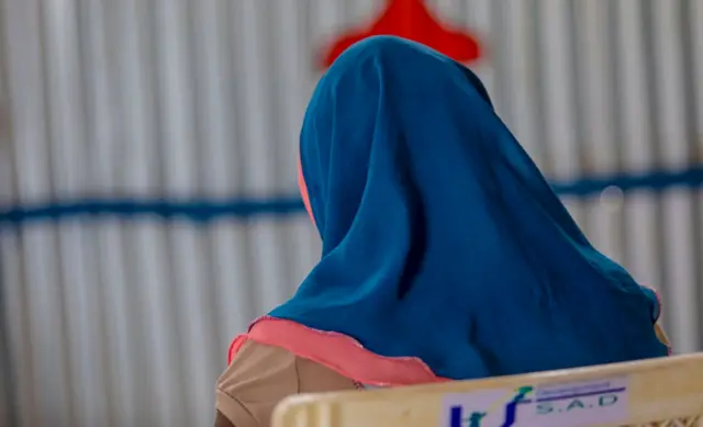 Naho yariko ahungana na mutoyi wiwe bonyene, Nabintu yagize umutima w'impuhwe atora n'akandi kana katawe kari ku nzira karimo kararira