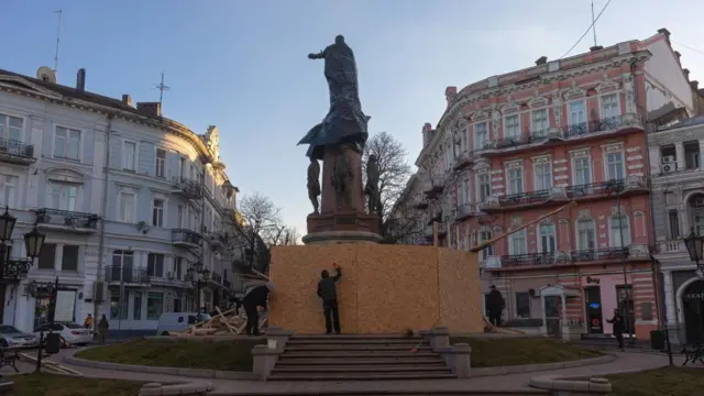 Велику статую посеред площі демонтують