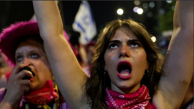 तेल अवीव में युद्ध को जारी रखने के बिन्यामिन नेतन्याहू के फ़ैसले का विरोध करते प्रदर्शनकारी. वो बंधकों की फ़ौरन रिहाई की मांग कर रहे हैं