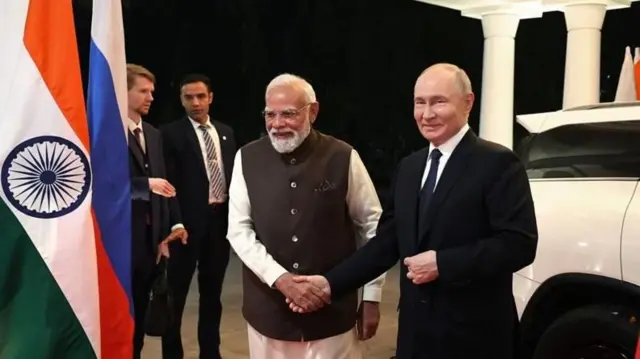 रूसी राष्ट्रपति व्लादिमीर पुतिन और भारत के प्रधानमंत्री नरेंद्र मोदी 