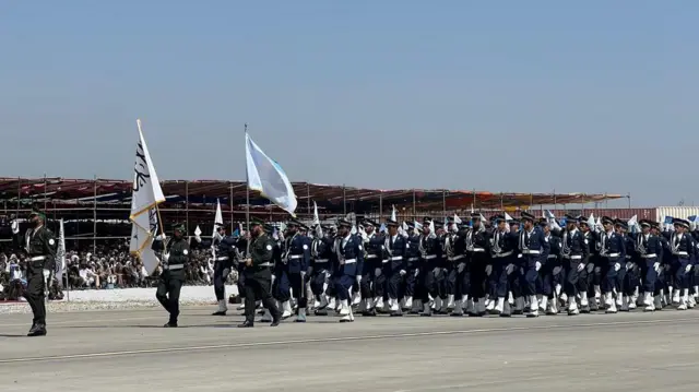 نیروهای طالبان در مراسم رژه در پایگاه بلگرام