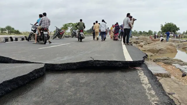 దెబ్బతిన్న రహదారి 