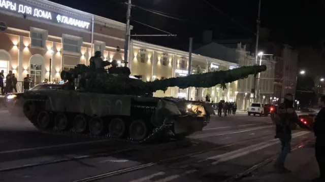 বিদ্রোহের সময় রুশ ঘাঁটি থেকে ট্যাংক পথে নেমে আসে ওয়াগনারের সৈন্যরা