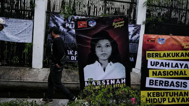 Para pekerja berpartisipasi dalam rapat umum yang menandai Hari Buruh Internasional, juga dikenal sebagai May Day, di luar gedung parlemen di Jakarta, Indonesia, pada 1 Mei 2026.