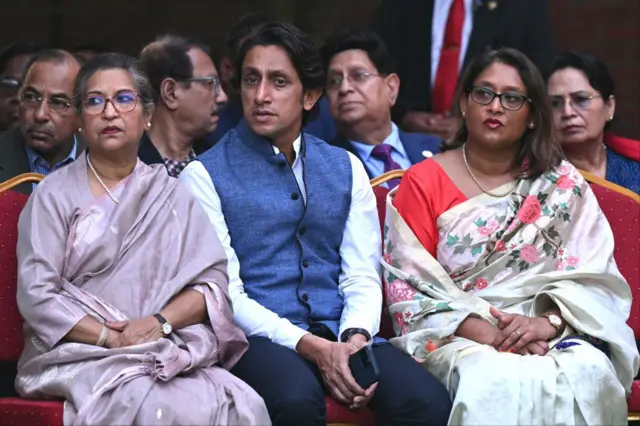 ২০২৪-এ বাংলাদেশের নির্বাচনের পর ঢাকায় এক সাংবাদিক সম্মেলনে শেখ রেহানা, তার ছেলে রেদোয়ান সিদ্দিক ও সাইমা ওয়াজেদ