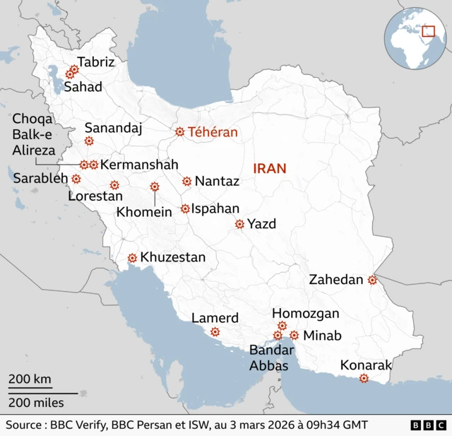 Carte de l'Iran (BBC) indiquant les lieux des frappes aériennes américaines et israéliennes confirmées : Téhéran au nord, Tabriz et Sahad au nord-ouest, Khomein au sud de la capitale, Kermanshah à l'ouest près de la frontière irakienne, Minab et Konarak à l'extrême sud. Veuillez traduire tous les mots ici pour les personnes malvoyantes.