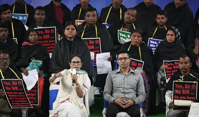 দিল্লির দিল্লির সাংবাদিক সম্মেলনে মমতা ব্যানার্জী ও অভিষেক ব্যানার্জী।