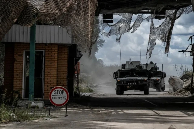 Forças ucranianastelefone betnacionalblindados americanos Humveetelefone betnacionalcruzamentotelefone betnacionalfronteira entre a Ucrânia e a Rússia