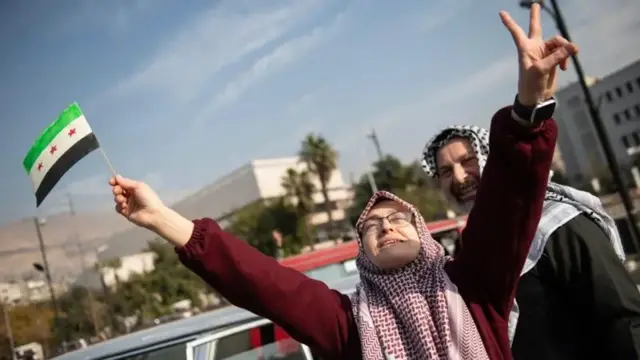 ډېر شمېر سوریان د بشار اسد د پرځېدو جشن لمانځي، خو د هېواد راتلونکی لا هم نامعلوم دی