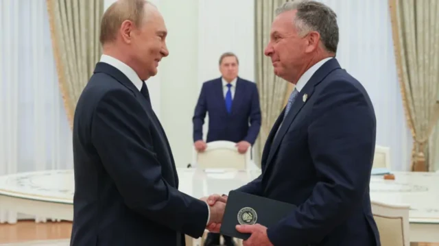 Путин и Уиткофф в Кремле жмут друг другу руки, улыбаясь