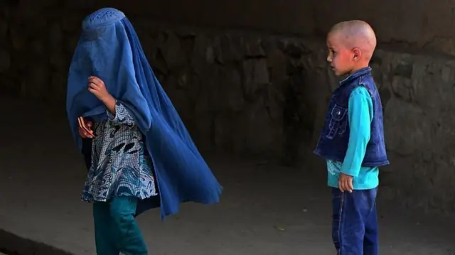 প্রতীকি চিত্র: নিলোফার জীবনের দশটা বছর ভাইয়ের পোশাক পরে ছেলে সেজে কাটিয়েছেন।