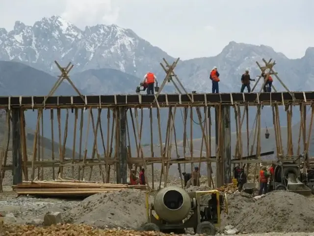 یو پراخ تصویر دی چې کاګران وداني جوړوي. 