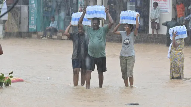 వర్షం,వాటర్ బాటిల్స్