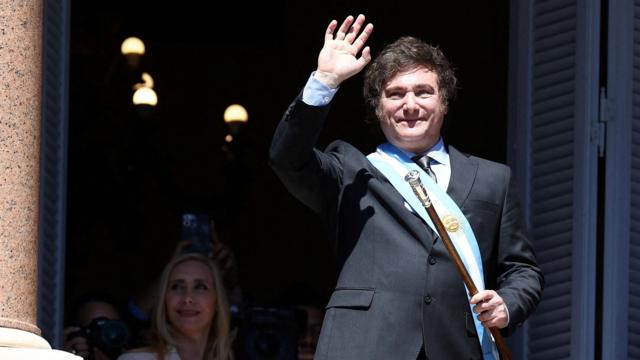 Javier Milei, um homem brancoblazer aplicativo de apostacabelo bagunçado e terno