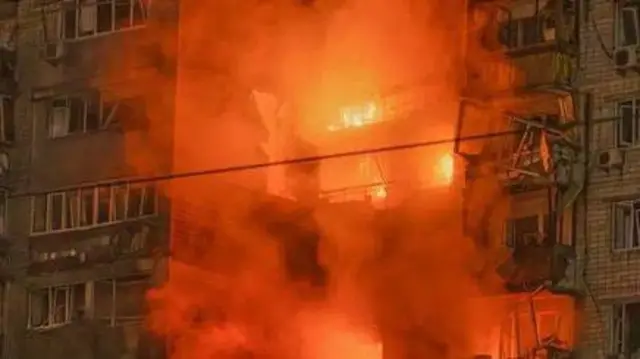 Охоплений пожежою багатоповерховий будинок у Вишгороді, листопад 2025 року