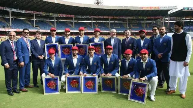 افغان لوبغاړي یو ځای ولاړ دي.