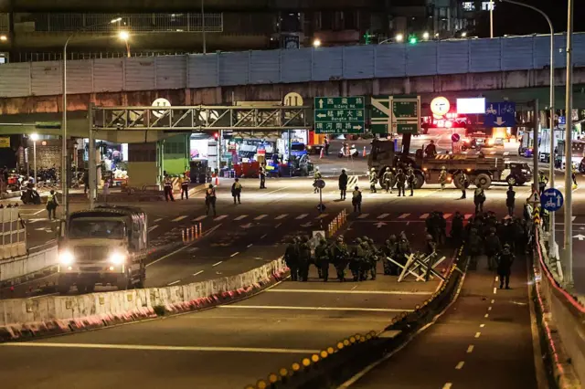 台湾士兵在年度汉光军演中，于2025年7月15日，在新北市八里区台北港附近的一座连接新北与台北的桥梁上，搭建阻绝设施，模拟防御部署。