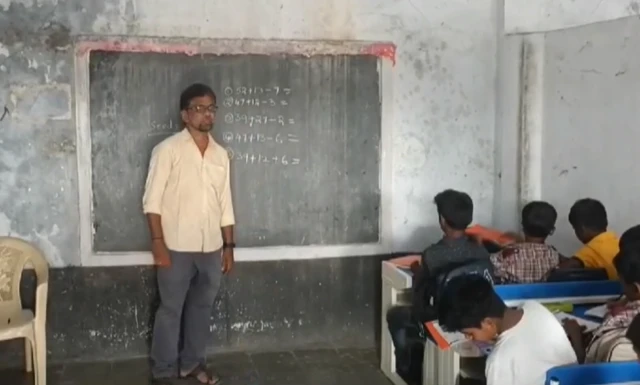 तेलंगाना के मंचरियाल ज़िले के पोनक्कल गांव में शिक्षक हैं जे. श्रीनिवास