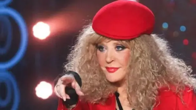 Alla Pugacheva qizil kiyimda