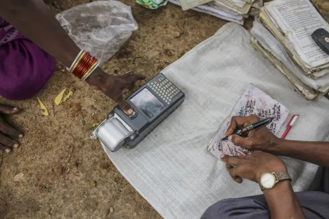 રૅશનકાર્ડ, ગુજરાતના લોકો, ગુજરાત સરકાર, બીબીસી ગુજરાતી, ગુજરાત, અમદાવાદ, સુરત, આધાર કાર્ડ