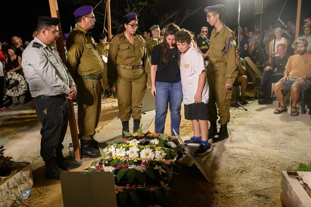 A família de reféns como Tal Haimi, cujo corpo estava em poder do Hamas, finalmente pôde enterrá-lo depois que o acordo de cessar-fogo facilitou a troca dos mortos.