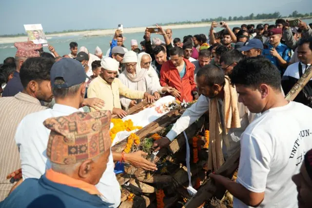 विपिन जोशीको शव चितामा राखिँदै