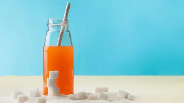 'फ्री शुगर' म्हणजे गोड पदार्थ किंवा पेयांमध्ये जोडलेली अतिरिक्त साखर.