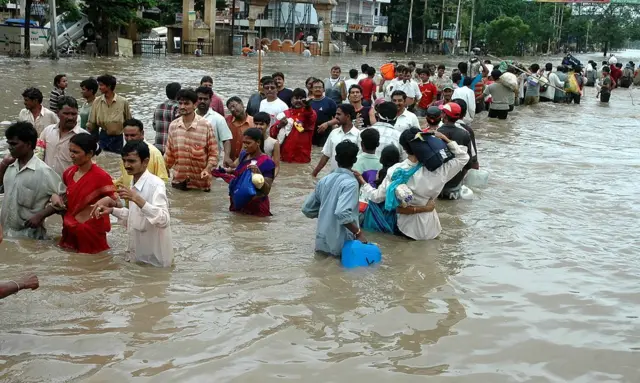  Surat flood - Gujarat's economic capital Surat lost everything in flood. Adajan Patiya, Palanpur patiya, Chhapra Bhatha, Ved, Navnath, Singanpor, Amraat oli, Simada, Purna, Chikuvadi. Katargav, Kalinath Chowk, Parbat Patiya and other areas are in the floods water.